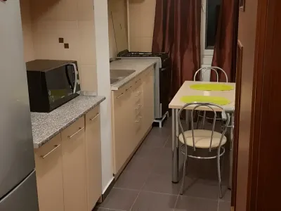 bucatarie cu masa si scaune apartament inchiriere Sector 3 Bucuresti